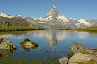 Stellisee Gölü ve İsviçre Alplerindeki Zermatt 'ta Matterhorn Dağı