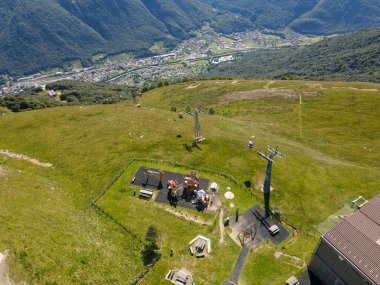 Tamaro Dağı, İsviçre - 22 Haziran 2020: İsviçre Alplerinde Tamaro Dağı 'nın kablosu