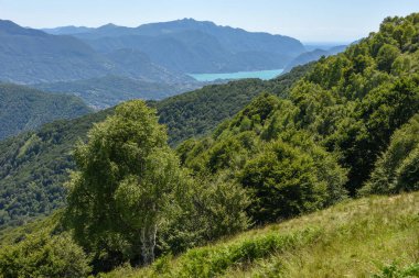 İsviçre Alplerindeki Tamaro Dağı 'ndan Lugano Gölü' ne bak.