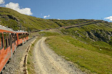 Zermatt, İsviçre - 19 Temmuz 2020: İsviçre Alpleri üzerinde Gornergrat treni