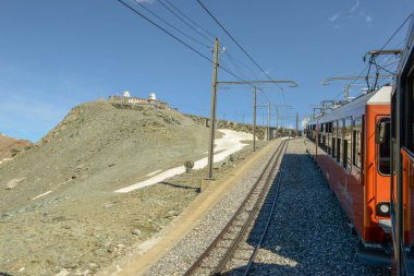 Zermatt, İsviçre - 19 Temmuz 2020: İsviçre Alpleri üzerinde Gornergrat treni