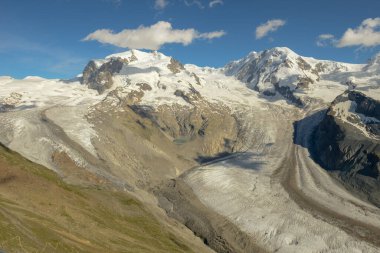 İsviçre Alplerinde Zermatt üzerindeki Gornergrat buzulu