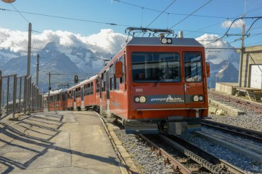 Zermatt, İsviçre - 19 Temmuz 2020: İsviçre Alpleri üzerinde Gornergrat treni