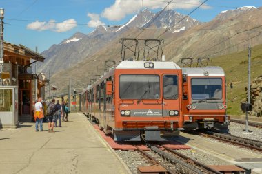Zermatt, İsviçre - 19 Temmuz 2020: İsviçre Alpleri üzerinde Gornergrat treni
