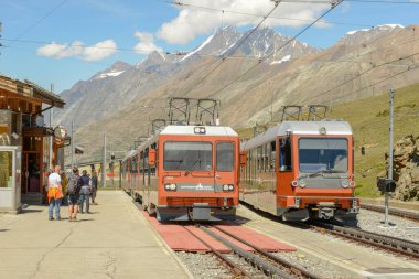 Zermatt, İsviçre - 19 Temmuz 2020: İsviçre Alpleri üzerinde Gornergrat treni