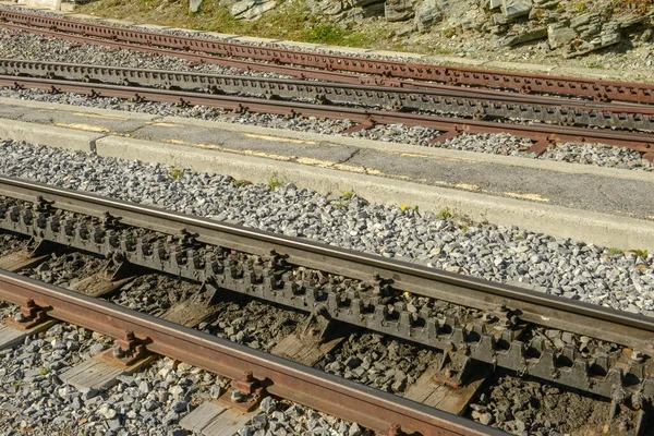 Närbild Rälsbana Järnväg Vid Gornergrat Schweiziska Alperna — Stockfoto