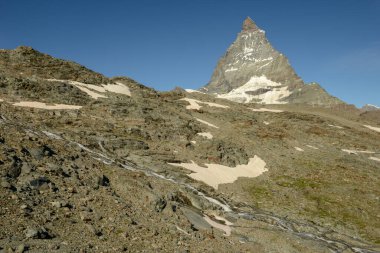 İsviçre Alplerindeki Zermatt tepesinde Matterhorn Dağı