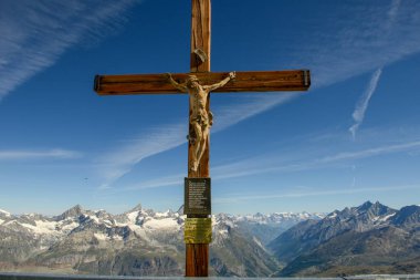 İsviçre Alpleri 'ndeki Zermatt tepesindeki küçük Matterhorn Dağı' nda haç