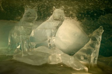 Matterhorn Buzul Cenneti 'nin buzdan heykeli İsviçre Alplerindeki Zermatt tepesinde küçük Matterhorn Dağı' nda.