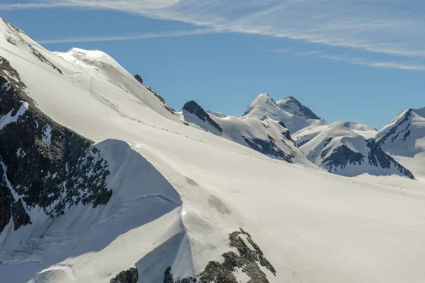 Sviçre Alplerindeki Zermatt Üzerinde Küçük Matterhorn Dağı Nda Kayak Yamaçları — Stok fotoğraf