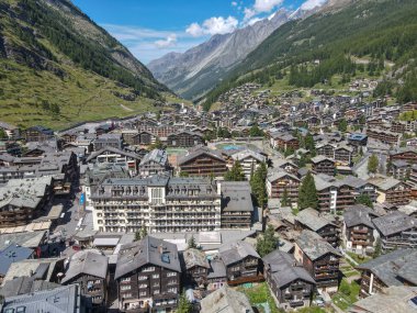 İsviçre Alplerindeki Zermatt kasabasının gerçek görüntüsü