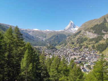 İsviçre Alplerindeki Zermatt kasabasına bakın.