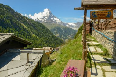 Zermatt, İsviçre - 19 Temmuz 2020: İsviçre Alplerinde Zermatt üzerinde küçük bir dağ köyü