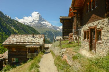 Zermatt, İsviçre - 19 Temmuz 2020: İsviçre Alplerinde Zermatt üzerinde küçük bir dağ köyü