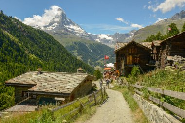 Zermatt, İsviçre - 19 Temmuz 2020: İsviçre Alplerinde Zermatt üzerinde küçük bir dağ köyü