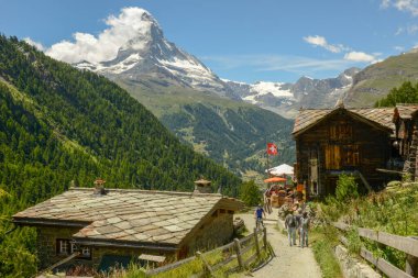 Zermatt, İsviçre - 19 Temmuz 2020: İsviçre Alplerinde Zermatt üzerinde küçük bir dağ köyü