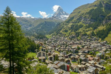 İsviçre Alplerindeki Zermatt kasabasına bakın.