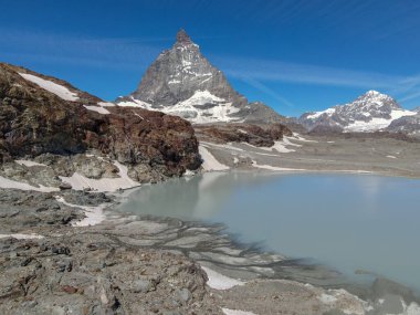 İsviçre Alplerindeki Zermatt üzerinde Trockener Steg 'de Matterhorn Dağı ile manzara