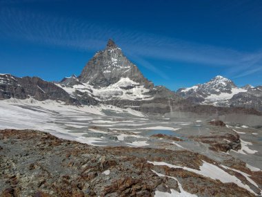 İsviçre Alplerindeki Zermatt üzerinde Trockener Steg 'de Matterhorn Dağı ile manzara