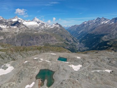 İsviçre Alplerindeki Zermatt üzerinde Trockener Steg 'deki dağ manzarası