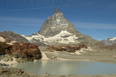İsviçre Alplerindeki Zermatt üzerinde Trockener Steg 'de Matterhorn Dağı ile manzara
