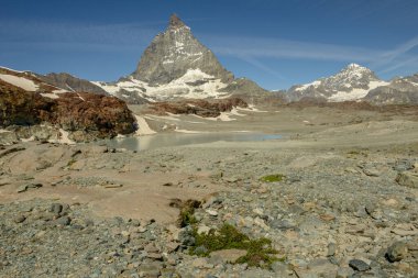 İsviçre Alplerindeki Zermatt üzerinde Trockener Steg 'de Matterhorn Dağı ile manzara