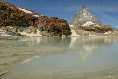 İsviçre Alplerindeki Zermatt üzerinde Trockener Steg 'de Matterhorn Dağı ile manzara