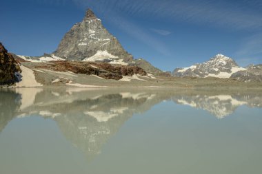 İsviçre Alplerindeki Zermatt üzerinde Trockener Steg 'de Matterhorn Dağı ile manzara