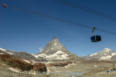 Zermatt, İsviçre - 19 Temmuz 2020: İsviçre Alplerindeki Zermatt üzerinden Trockener Steg 'de Matterhorn Dağı ile manzara