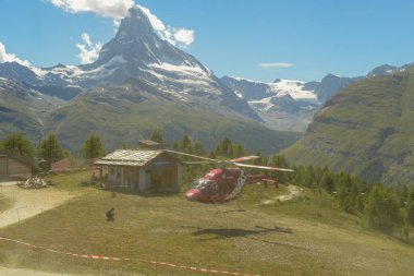 Zermatt, İsviçre - 21 Haziran 2020: İsviçre Alplerindeki Sunnegga 'ya kurtarma operasyonu için helikopter iniyor.