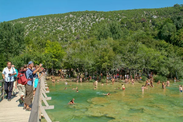 Krka Croácia Agosto 2004 Turistas Caminhando Nadando Parque Nacional Krka — Fotografia de Stock