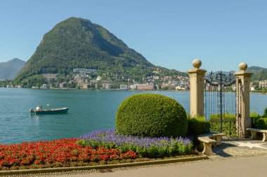 Lugano, İsviçre - 6 Haziran 2020: İsviçre 'deki Lugano botanik bahçesi ve gölü