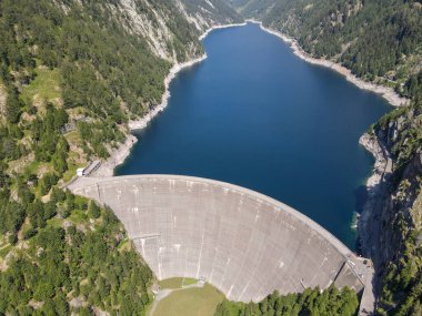 İsviçre Alplerindeki Maggia Vadisi 'ndeki Sambuco barajı.