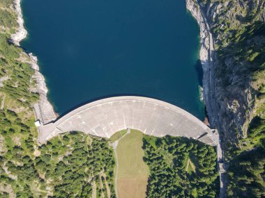 İsviçre Alplerindeki Maggia Vadisi 'ndeki Sambuco barajı.