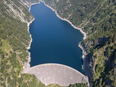 İsviçre Alplerindeki Maggia Vadisi 'ndeki Sambuco barajı.