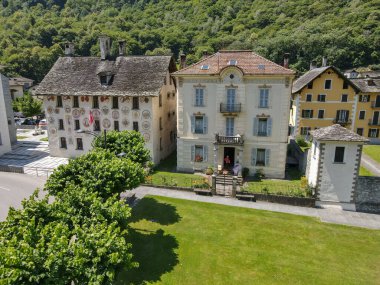 Cevio, İsviçre - 8 Temmuz 2020: İsviçre 'nin İtalya kesimindeki Maggia vadisinde Cevio köyü