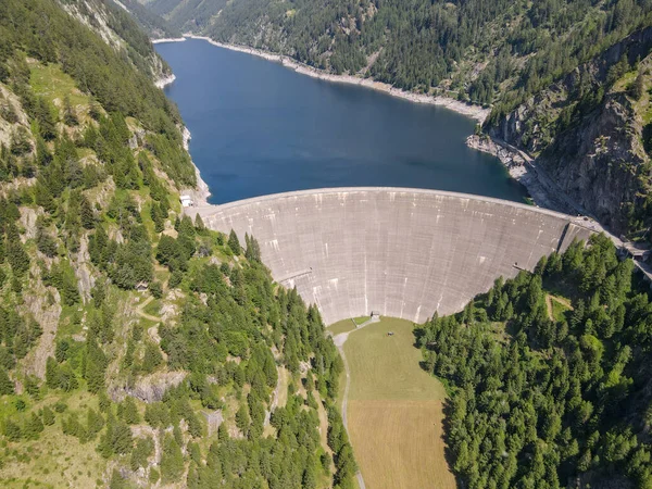 İsviçre Alplerindeki Maggia Vadisi 'ndeki Sambuco barajı.