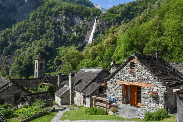 瑞士巴窝纳河谷的Foroglio村 — 图库照片