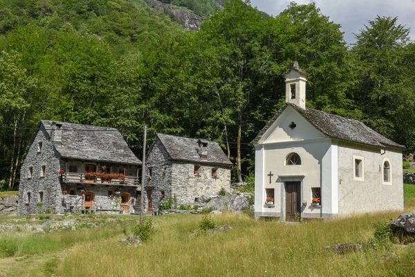 Piccolo Villaggio Della Valle Bavona Sulle Alpi Svizzere — Foto Stock