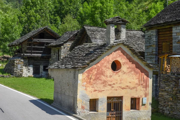 Pequeño Pueblo Del Valle Bavona Los Alpes Suizos — Foto de Stock