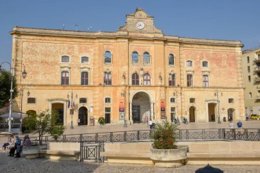 Matera, İtalya - 19 Eylül 2020: İtalya 'daki Matera' da Vittorio Veneto 'nun merkez meydanı