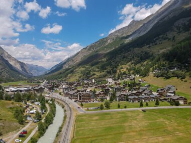 İsviçre Alplerinde Zermatt yakınlarındaki Tasch köyünde hava manzarası