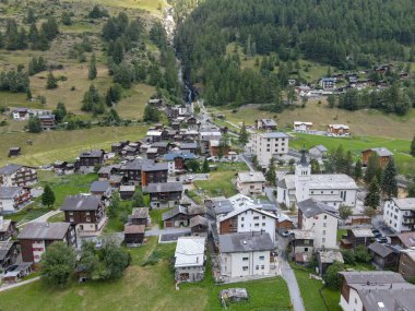 İsviçre Alplerinde Zermatt yakınlarındaki Tasch köyünde hava manzarası