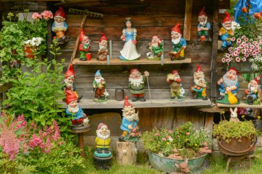 İsviçre Alpleri 'ndeki Zermatt yakınlarında Tasch' ta geleneksel bir evin bahçe cüceleri.