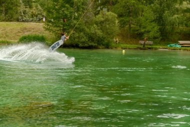 Tasch, İsviçre - 18 Temmuz 2020: İsviçre Alplerindeki Tasch gölünde wakeboard çalışan adam