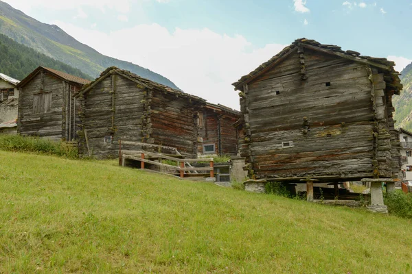 Chalet Tradizionali Nel Villaggio Tasch Vicino Zermatt Nelle Alpi Svizzere — Foto Stock