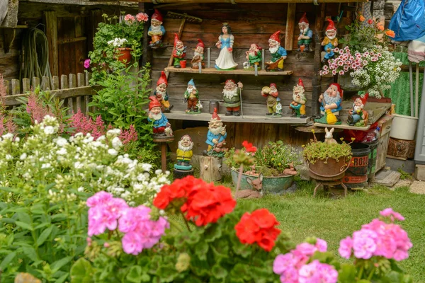 Zahradní Skřítci Tradičního Domu Taschu Zermattu Švýcarských Alpách — Stock fotografie