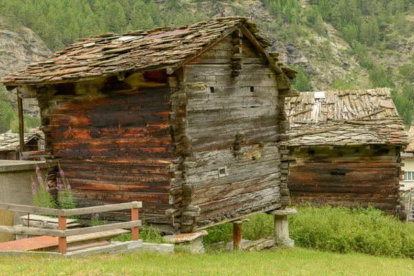 スイスアルプスのツェルマット近郊のタッシュ村の伝統的なシャレー — ストック写真