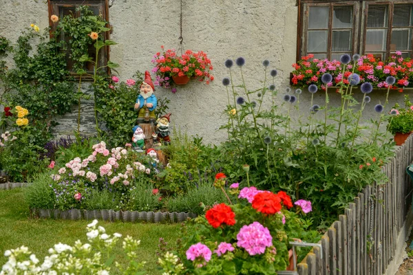 Gnomos Jardim Uma Casa Tradicional Tasch Perto Zermatt Nos Alpes — Fotografia de Stock