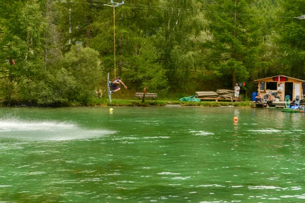 Таш Швейцария Июля 2020 Года Мужчина Практикует Вейкбординг Озере Таш — стоковое фото